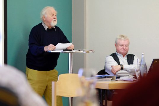 Zu einem Heimatabend der besonderen Art hatte jetzt der Verein „Wir in der Hasseldelle“ eingeladen. Durch das Programm führten Kurt Picard (li.) und Hans-Peter Harbecke. (Foto: © Wir in der Hasseldelle e.V.)