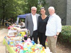 Feierten und trödelten am Samstag gemeinsam mit den Nachbarn der Hasseldelle: v.li. Richard Schmidt, Bezirksbürgermeister von Mitte, Quartiersmanagerin Marina Lehnen und Hans-Peter Harbecke, Vorsitzender des Vereins Wir in der Hasseldelle e.V.. (Foto: © Bastian Glumm)