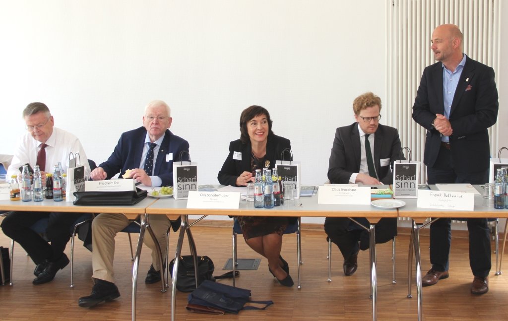 Im Juli tagte die Chinesisch-Deutsche Industriestädteallianz (ISA) im Solinger Gründer- und Technologiezentrum. Frank Balkenhol (re.), Geschäftsführer der Solinger Wirtschaftsförderung, reist jetzt nach China zur nächsten Sitzung des Gremiums. (Archivfoto: © Bastian Glumm)
