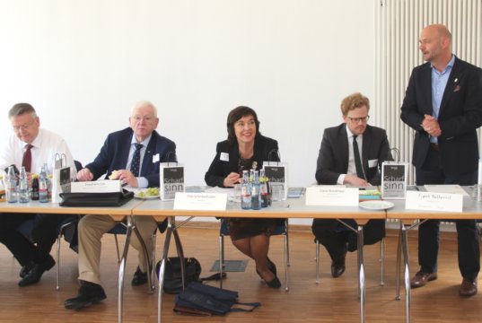 Frank Balkenhol (re.), Geschäftsführer der Wirtschaftsförderung Solingen, eröffnete die Fachtagung der Chinesisch-Deutschen Industriestädteallianz am Mittwoch im Gründer- und Technologiezentrum. (Foto: © Bastian Glumm)