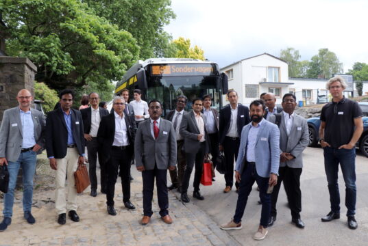 Am Mittwoch war eine indische Delegation zu Gast in Solingen. Die IT-Unternehmer starteten mit dem BOB (Batteriebetriebene Oberleitungsbus) der Stadtwerke zur Solingen-Tour. (Foto: © Bastian Glumm)