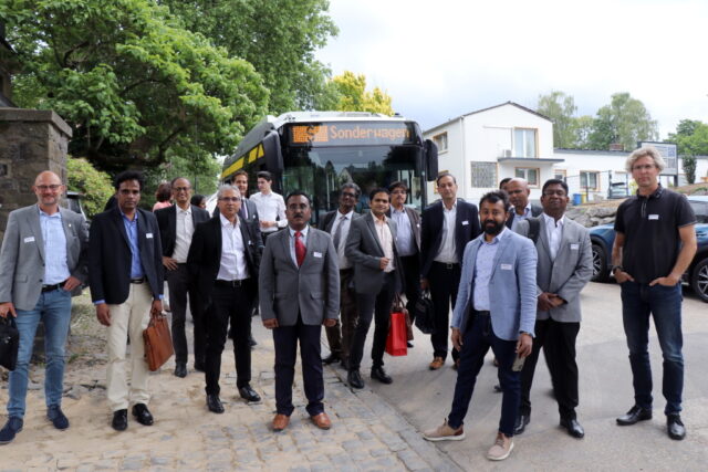 wirtschaftsfoerdung-codecentric-delegation-indien-orangery-17 Am Mittwoch war eine indische Delegation zu Gast in Solingen. Die IT-Unternehmer starteten mit dem BOB (Batteriebetriebene Oberleitungsbus) der Stadtwerke zur Solingen-Tour. (Foto: © Bastian Glumm)