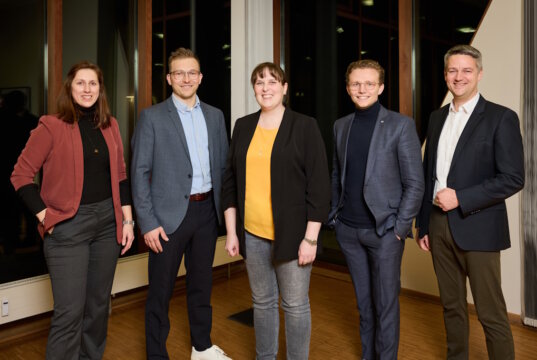 Der neue Vorstand der Wirtschaftsjunioren Solingen: v.li. Christina Groß, Paul Idelberger, Caroline Hehl, Paul Sommer und Sebastian Holthus. (Foto: © Leon Sinowenka)