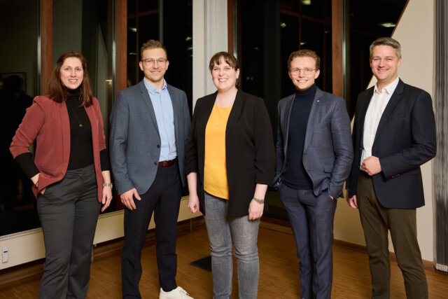 Der neue Vorstand der Wirtschaftsjunioren Solingen: v.li. Christina Groß, Paul Idelberger, Caroline Hehl, Paul Sommer und Sebastian Holthus. (Foto: © Leon Sinowenka)