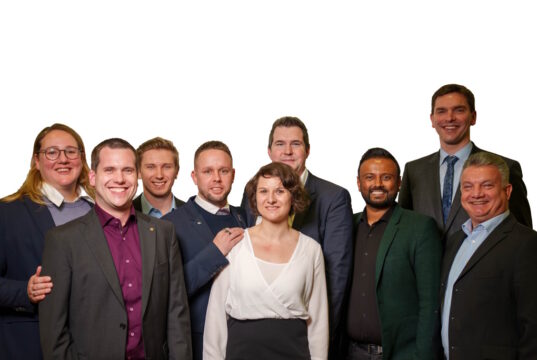 Der neue Vorstand der Solinger Wirtschaftsjunioren: v.li. Nina Postler (Past President), Alexander Mäuler (WJ Remscheid), Christian Rempel (Kassenwart), Christian Kern (Kreissprecher WJ Solingen), Melanie Klingler (Geschäftsführerin), David Viehweger (Deputy), Thuvaragan Nesapalan (WJ Wuppertal), Henner Pasch (Präsident Bergische IHK) und Oliver Kaufhold. (Foto: © Fabian Bauer)