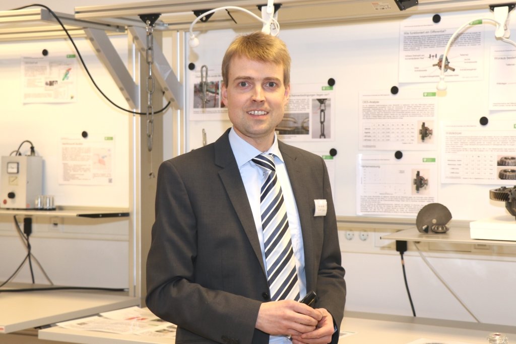Prof. Dr. Sebastian Weber leitet seit 2014 die Stiftungsprofessur für neue Fertigungstechnologien und Werkstoffe in Solingen. Er eröffnete am Mittwochabend den Solinger Wissenschaftsladen. (Foto: © Bastian Glumm)