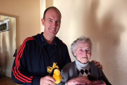 Luise Klein feierte jetzt ihren 95. Geburtstag. Seit vier Jahrzehnten ist sie im WMTV aktiv. Vorstandsmitglied Andreas Lukosch gratulierte dem ältesten Vereinsmitglied herzlich. (Foto: © Azza El-Afany)