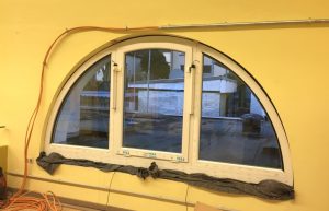 Die betagten Fenster in der WMTV-Halle wurden gegen energetisch optimierte Produkte ausgetauscht. Diese sind sogar elektronisch fernsteuerbar. (Foto: Daniel Konrad/WMTV)