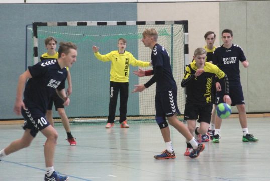 30 Jugendmannschaften machten am Wochenende beim HSG Winter-Cup in der Halle Vogelsang mit. Hier spielt die B-Jugend des gastgebenden WMTV gegen die JSG Übach/Merkstein. (Foto: B. Glumm)