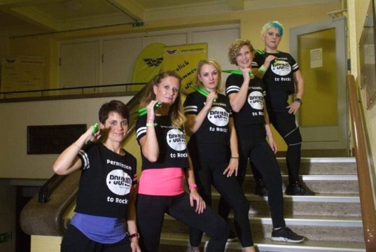 Von 14 bis 16 Uhr laden am Sonntag Melanie Tillert, Jessica Breidenbach und drei Mitstreiterinnen zum rockigen Workout nach Wald in die WMTV-Halle ein. (Foto: © Melanie Tillert)