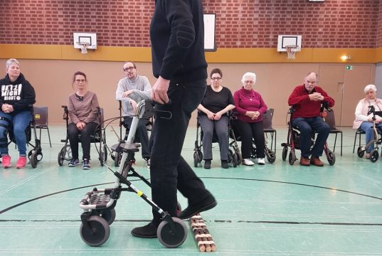 Sicher mit dem Rollator unterwegs: In der Sporthalle Rosenkamp boten WMTV und Verkehrswacht jetzt erstmals ein Rollatortraining an. Die Veranstaltung soll im Mai wiederholt werden. (Foto: © WMTV)