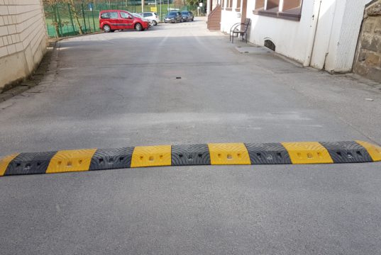 Keine Chance mehr für Raser! Auf dem Vereinsgelände des WMTV bremsen seit kurzem drei Bodenschwellen allzu flotte Autofahrer aus. (Foto: © WMTV)
