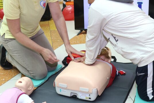 Ab 2026/27 wird Reanimationsunterricht Pflicht in NRW. Das DRK Solingen unterstützt Schulen praxisnah, um Leben retten früh zu lernen. (Symbolfoto: © Bastian Glumm)