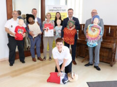 Ziehen für die "Woche der Wiederbelebung" 2023 an einem Strang: v.li. Michael Pölcher (Feuerwehr Solingen), Holger Kartenberg (Stadt-Sparkasse Solingen), Kathrin Funk (Bergische Lebensretter), Dr. Jana Christin Bolten (Oberärztin Anästhesie Klinikum), Prof. Dr. Thomas Standl (Chefarzt Anästhesie Klinikum) und Ralf Lindl (Hofgarten). Vorne: Tamara Schmitz (Deutsches Rotes Kreuz). (Foto: © Bastian Glumm)