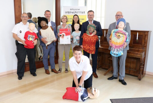 Ziehen für die "Woche der Wiederbelebung" 2023 an einem Strang: v.li. Michael Pölcher (Feuerwehr Solingen), Holger Kartenberg (Stadt-Sparkasse Solingen), Kathrin Funk (Bergische Lebensretter), Dr. Jana Christin Bolten (Oberärztin Anästhesie Klinikum), Prof. Dr. Thomas Standl (Chefarzt Anästhesie Klinikum) und Ralf Lindl (Hofgarten). Vorne: Tamara Schmitz (Deutsches Rotes Kreuz). (Foto: © Bastian Glumm)