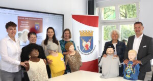 Ziehen für die Woche der Wiederbelebung an einem Strang: v.li. Tamara Schmitz (Rotes Kreuz), Dagmar Küster (Bergische Lebensretter), Dr. Jana Bolten (Anästhesie Klinikum), Bettina Waitze und Elke Bojarski (Bergische Lebensretter) sowie Holger Kartenberg (Stadt-Sparkasse Solingen). (Foto: © Bastian Glumm)