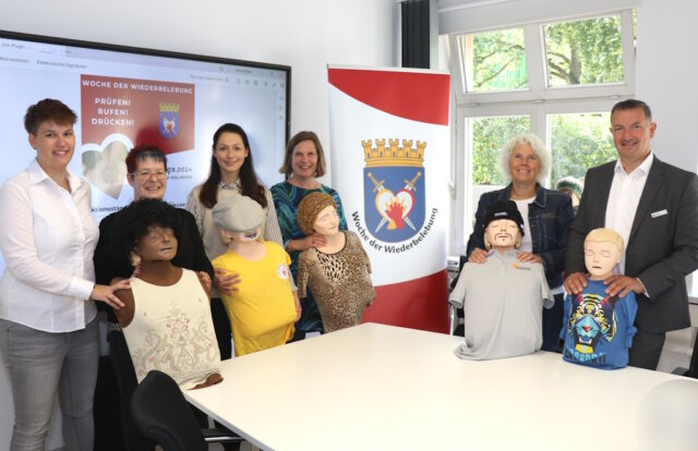 Ziehen für die Woche der Wiederbelebung an einem Strang: v.li. Tamara Schmitz (Rotes Kreuz), Dagmar Küster (Bergische Lebensretter), Dr. Jana Bolten (Anästhesie Klinikum), Bettina Waitze und Elke Bojarski (Bergische Lebensretter) sowie Holger Kartenberg (Stadt-Sparkasse Solingen). (Foto: © Bastian Glumm)