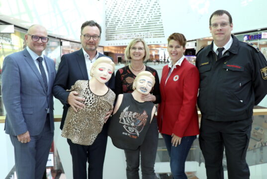 Führen die Woche der Wiederbelebung gemeinsam im Hofgarten durch: v.li. Ralf Lindl (Center Manager Hofgarten), Klinikum-Chefarzt Prof. Dr. Thomas Standl, Kathrin Funk (Bergische Lebensretter), Tamara Schmitz (DRK Solingen) und Jan Hoffmann (Feuerwehr Solingen, Leiter Rettungsdienst). (Foto: © Bastian Glumm)