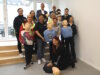 Das Solinger Aktionsbündnis zur Woche der Wiederbelebung 2025: Gemeinsam werben Feuerwehr, Hilfsorganisationen und Klinikum für beherztes Eingreifen im Notfall. Vorne demonstriert Lena Hamacher von der Kinderintensivstation des Klinikums Solingen die Herzdruckmassage an einer Übungspuppe – die Kinderintensiv ist in diesem Jahr erstmals mit dabei. (Foto: © Bastian Glumm)