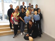 Das Solinger Aktionsbündnis zur Woche der Wiederbelebung 2025: Gemeinsam werben Feuerwehr, Hilfsorganisationen und Klinikum für beherztes Eingreifen im Notfall. Vorne demonstriert Lena Hamacher von der Kinderintensivstation des Klinikums Solingen die Herzdruckmassage an einer Übungspuppe – die Kinderintensiv ist in diesem Jahr erstmals mit dabei. (Foto: © Bastian Glumm)