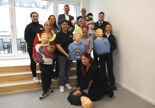 woche-wiederbelebung-2025 Das Solinger Aktionsbündnis zur Woche der Wiederbelebung 2025: Gemeinsam werben Feuerwehr, Hilfsorganisationen und Klinikum für beherztes Eingreifen im Notfall. Vorne demonstriert Lena Hamacher von der Kinderintensivstation des Klinikums Solingen die Herzdruckmassage an einer Übungspuppe – die Kinderintensiv ist in diesem Jahr erstmals mit dabei. (Foto: © Bastian Glumm)