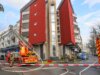 Am Samstagnachmittag kam es in einem Mehrfamilienhaus in Solingen-Ohligs zu einem Küchenbrand. Zwei Menschen wurden durch die Feuerwehr aus dem Gebäude gerettet, die betroffene Wohnung ist unbewohnbar. Der Einsatz wurde durch einen Zwischenfall mit einem Hydranten erschwert. (Foto: © Tim Oelbermann)