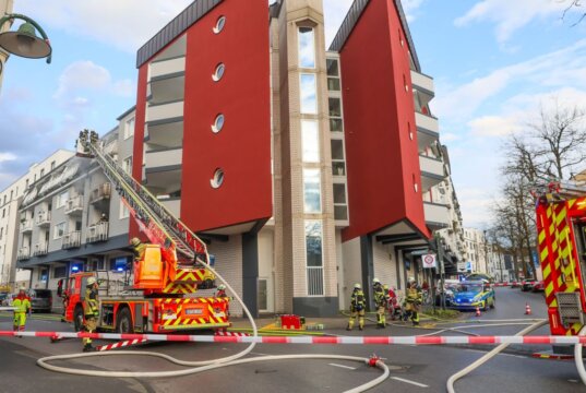 Am Samstagnachmittag kam es in einem Mehrfamilienhaus in Solingen-Ohligs zu einem Küchenbrand. Zwei Menschen wurden durch die Feuerwehr aus dem Gebäude gerettet, die betroffene Wohnung ist unbewohnbar. Der Einsatz wurde durch einen Zwischenfall mit einem Hydranten erschwert. (Foto: © Tim Oelbermann)