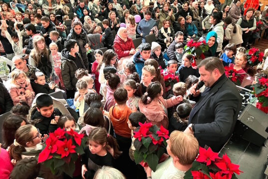 500 Kinder konnten gestern im Rahmen der 16. Wunschzettel-Aktion im Theater und Konzerthaus beschenkt werden. Oberbürgermeister Tim Kurzbach lobte die große Spendenbereitschaft. (Foto: © Solinger Tafel/Uli Preuss)