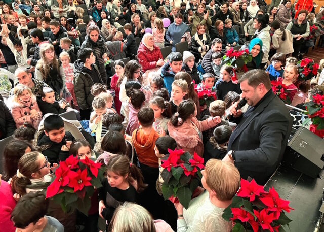 500 Kinder konnten gestern im Rahmen der 16. Wunschzettel-Aktion im Theater und Konzerthaus beschenkt werden. Oberbürgermeister Tim Kurzbach lobte die große Spendenbereitschaft. (Foto: © Solinger Tafel/Uli Preuss)