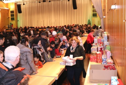 480 Geschenke sammelte die Solinger Tafel für Kinder aus sozial benachteiligten Familien, die Bescherung fand am Donnerstagnachmittag im Theater und Konzerthaus statt. (Foto: © Bastian Glumm)
