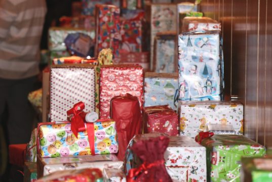 Die Wunschzettel-Aktion findet coronabedingt in diesem Jahr etwas anders statt. Anstelle selbst verpackter Geschenke wird um Spenden für die Tafel-Kinder gebeten. (Archivfoto: © Bastian Glumm)