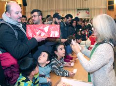 Groß war die Freude bei den Kindern und ihren Eltern, als sie gestern im Theater und Konzerthaus ihr Geschenk abholen konnten. (Foto: © Bastian Glumm)
