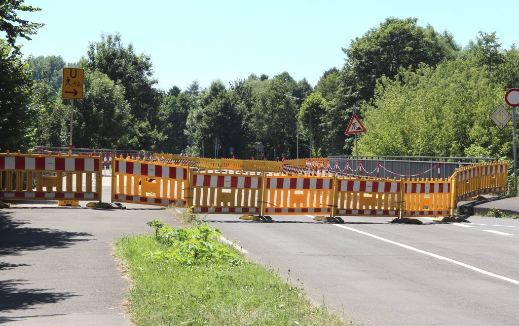 Die gesperrte Wupperbrücke nach Leichlingen wird möglicherweise demnächst zumindest einspurig wieder geöffnet. (Foto: © B. Glumm)