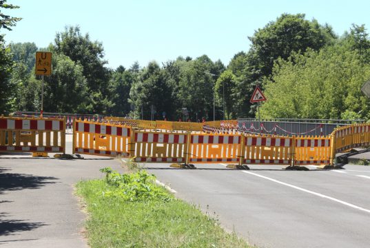 Die gesperrte Wupperbrücke nach Leichlingen wird möglicherweise demnächst zumindest einspurig wieder geöffnet. (Foto: © B. Glumm)