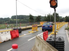 Wegen Bauschäden an der alten Wupperbrücke dürfen seit Sommer 2017 nur noch Fahrzeuge mit einem Gesamtgewicht von bis zu 3,5 Tonnen passieren. Jetzt wird die Behelfsbrücke montiert. (Archivfoto: © Bastian Glumm)