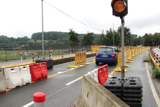 Wegen Bauschäden an der alten Wupperbrücke dürfen seit Sommer 2017 nur noch Fahrzeuge mit einem Gesamtgewicht von bis zu 3,5 Tonnen passieren. Jetzt wird die Behelfsbrücke montiert. (Archivfoto: © Bastian Glumm)