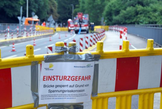 Am Dienstagmorgen wurde die Wupperbrücke zwischen Solingen und Leichlingen einer Belastungsprüfung unterzogen. Ergebnisse werden noch vort dem Ende der Sommerferien erwartet. (Foto: © Stadt Solingen)