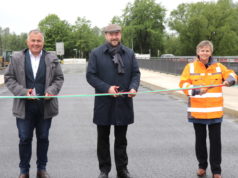 Am Dienstagnachmittag gaben der Leichlinger Bürgermeister Frank Steffes, Oberbürgermeister Tim Kurzbach und Irmhild Schürhoff vom Rheinisch-Bergischen Kreis die Brücke für den Verkehr frei. (Foto: © Bastian Glumm)
