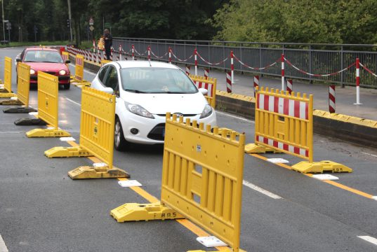 Seit Freitagvormittag rollen auch wieder Fahrzeuge über die Wupperbrücke von und nach Leichlingen. (Foto: © B. Glumm)