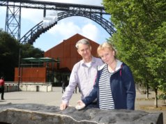 Miriam und Thomas Gatawetzki-Köppchen legen ihre "Wuppersteine" aus, die kunstvoll bemalt sind und weitergetragen werden sollen. Auf Facebook kann die Reise der Steine nachvollzogen werden. (Foto: © Bastian Glumm)