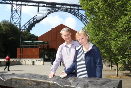 Miriam und Thomas Gatawetzki-Köppchen legen ihre "Wuppersteine" aus, die kunstvoll bemalt sind und weitergetragen werden sollen. Auf Facebook kann die Reise der Steine nachvollzogen werden. (Foto: © Bastian Glumm)