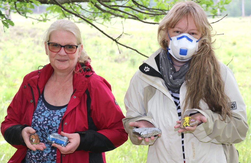 Teilen eine Leidenschaft und bemalen kunstvoll ihre "Wuppersteine", legen diese dann aus, um anderen Menschen eine Freude zu machen: Petra Schöneweiß (li.) und Miriam Gatawetzki-Köppchen. (Foto: © Bastian Glumm)