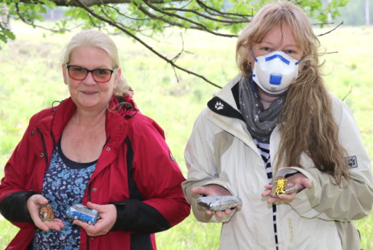 Teilen eine Leidenschaft und bemalen kunstvoll ihre "Wuppersteine", legen diese dann aus, um anderen Menschen eine Freude zu machen: Petra Schöneweiß (li.) und Miriam Gatawetzki-Köppchen. (Foto: © Bastian Glumm)