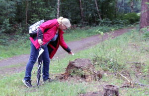 Petra Schöneweiß legt einen "Wupperstein" in der Ohligser Heide aus. Spaziergänger dürfen diesen mitnehmen und neu auslegen - oder behalten. (Foto: © Bastian Glumm)