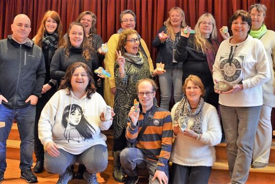 Die Mitglieder der Facebook-Gruppe „Wuppersteine“ hatten bei ihrem ersten offiziellen Treffen sehr viel Spaß. Es gab einen regen Austausch aller Beteiligten. (Foto: © Martina Hörle)