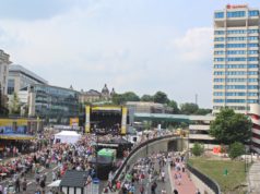 Nach dreijähriger Sperrung ist die Bundesstraße 7 in Wuppertal ab dem frühen Montagmorgen wieder frei befahrbar. Am Sonntag wurde das groß gefeiert. (Foto: © Tim Oelbermann)