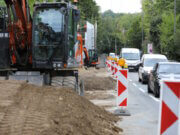 Die Sanierung der Wuppertaler Straße schreitet voran. Neben den Arbeiten an den Gehwegen hat inzwischen auch die Sanierung der Stützwand begonnen. (Foto: © Bastian Glumm)