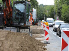 Die Sanierung der Wuppertaler Straße schreitet voran. Neben den Arbeiten an den Gehwegen hat inzwischen auch die Sanierung der Stützwand begonnen. (Foto: © Bastian Glumm)