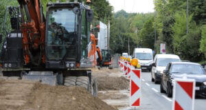 Die Sanierung der Wuppertaler Straße schreitet voran. Neben den Arbeiten an den Gehwegen hat inzwischen auch die Sanierung der Stützwand begonnen. (Foto: © Bastian Glumm)