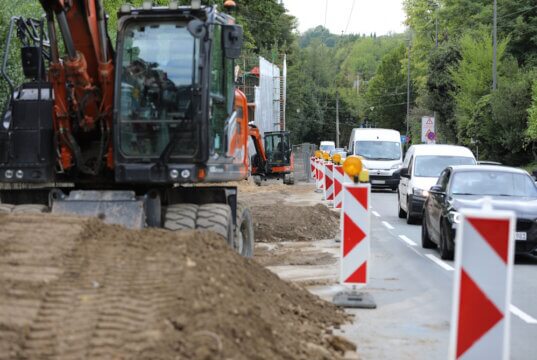 Die Sanierung der Wuppertaler Straße schreitet voran. Neben den Arbeiten an den Gehwegen hat inzwischen auch die Sanierung der Stützwand begonnen. (Foto: © Bastian Glumm)